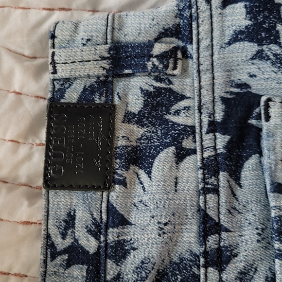 Women's Guess denim skirt - Picture 3 of 6